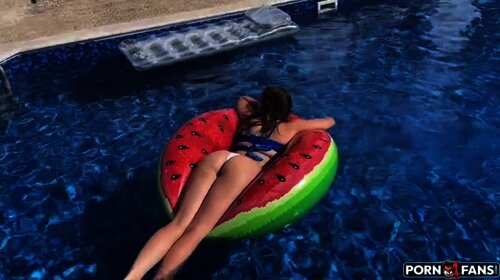 EmmaXSpice onlyfans video Quickie Blowjob In The Swimming Pool