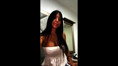 Jenniponce nude Flaunts Her Chest And Cleavage