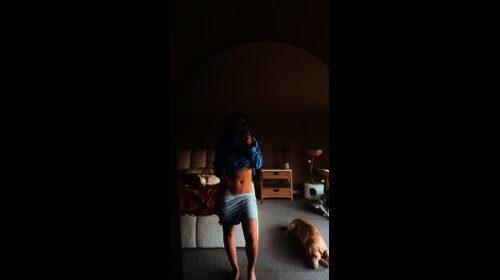 Karlyetaylor leaked Flexes Her Toned Stomach