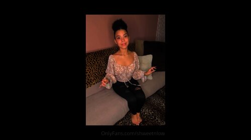 Shweetnlow Spreads Her Legs To Touch Her Pussy