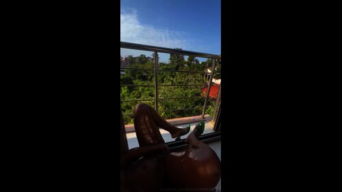 Kira Michelle Vibes And Squirts On The Balcony